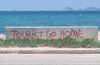Αντιδράσεις για το γκράφιτι με το μήνυμα «Tourist Go Home »