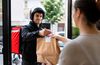 Οι Έλληνες μειώνουν τις παραγγελίες delivery – Τι δείχνει έρευνα για τις αγορές μέσω ίντερνετ 
