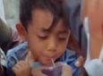 Ινδονησία: Αγοράκι 6 ετών ανασύρθηκε ζωντανό από τα συντρίμμια 2 ημέρες μετά τον σεισμό