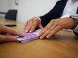 Η κυβέρνηση βάζει "φρένο" στα πανωτόκια - Τι αλλαγές φέρνει το νομοσχέδιο για τα δάνεια έως 100.000 ευρώ και τι κερδίζουν οι δανειολήπτες