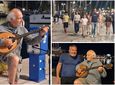 Ο συμπολίτης μας Μάριος Σκιαθίτης διασκεδάζει και φέτος τους τουρίστες στο λιμάνι με το μπουζούκι του