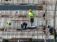 Ελλείψεις 250.000 εργαζομένων σε τουρισμό και οικοδομή