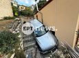 Καστοριά: Αυτοκίνητο «προσγειώθηκε» σε αυλή σπιτιού — Παρά τρίχα γλίτωσαν οι κάτοικοι