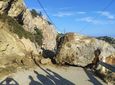 Τεράστιος βράχος έπεσε στον δρόμο προς την παραλία «Άντονι Κουίν» στη Ρόδο