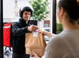 Οι Έλληνες μειώνουν τις παραγγελίες delivery – Τι δείχνει έρευνα για τις αγορές μέσω ίντερνετ 