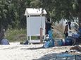 Αναγνώστρια: Κάντε κάτι με τους Ρομά στην παραλία Τιγκακιού – Κάνουν μπάνιο και πλένουν τα ρούχα τους στη δημόσια ντουζιέρα
