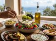 Μεσογειακή διατροφή: Μύθος, πολυτέλεια ή χαμένη συνήθεια το 2026;