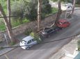 Τεράστιο κλαδί δέντρου έπεσε σε σταθμευμένα οχήματα 