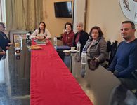 Σε πολιτιστικούς Σ/γους του νησιού παρέδωσε η Έπαρχος το βιβλίο για την  Άννα Καραμπεσίνη 