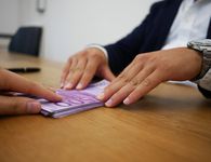 Η κυβέρνηση βάζει "φρένο" στα πανωτόκια - Τι αλλαγές φέρνει το νομοσχέδιο για τα δάνεια έως 100.000 ευρώ και τι κερδίζουν οι δανειολήπτες