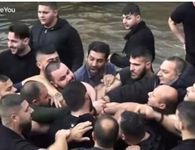 Θεοφάνια στη Φλώρινα: Πιάστηκαν στα χέρια για το ποιος θα πιάσει τον Σταυρό