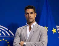 ΠΑΡΕΜΒΑΣΕΙΣ ΤΟΥ ΕΥΡΩΒΟΥΛΕΥΤΗ ΤΗΣ “ΝΙΚΗΣ” Ν. ΑΝΑΔΙΩΤΗ ΓΙΑ “ΤΟΥΡΚΙΚΗ ΓΑΛΑΖΙΑ ΠΑΤΡΙΔΑ” ΚΑΙ ΕΠΕΚΤΑΣΗ ΣΕ 12 ΝΑΥΤΙΚΑ ΜΙΛΙΑ 