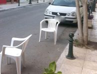 Πρόστιμα έως και 1.500 ευρώ για όσους κρατούν θέσεις στάθμευσης με κόλπα τύπου καφάσια, γλάστρες, καρέκλες κ.α.