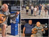 Ο συμπολίτης μας Μάριος Σκιαθίτης διασκεδάζει και φέτος τους τουρίστες στο λιμάνι με το μπουζούκι του