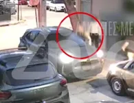 Σοκαριστική επίθεση στο Ίλιον: Οδηγός γρονθοκόπησε γυναίκα μπροστά στο παιδί της (vid)