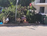 Αναγνώστης: Απαράδεκτη η κατάσταση στα πεζοδρόμια – Σκουπίδια, στρώματα, καναπέδες και κλαδιά παραμένουν στους δρόμους
