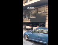 Eμπρηστικές επιθέσεις με γκαζάκια σε κατοικίες πολιτευτών της ΝΔ - Μια γυναίκα στη ΜΕΘ και 4 τραυματίες