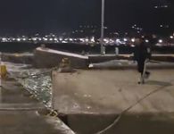 Aναγνώστρια: "Χαμός" πάλι στο λιμάνι της Κω με τα μπλόκια λόγω κακοκαιρίας - Τα δένουμε με δικά μας σχοινιά