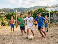 "Ευτυχισμένα" δηλώνουν 8 στα 10 παιδιά στην Ελλάδα - Συνήθως είναι αγόρια, καλοί μαθητές, κατοικούν σε νησιά, μένουν με τους δύο γονείς