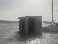 Ρόδος: Η θάλασσα βγήκε στη στεριά – Αναποδογύρισε φορτηγό 