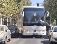 Νέος "εγκλωβισμός" λεωφορείου στο κέντρο της Κω – Κυκλοφοριακό κομφούζιο από τα παρκαρισμένα οχήματα 