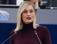 Σάλος από τη δήλωση της Ε. Μελέτη στο Ευρωκοινοβούλιο – Οι «εκβιαζόμενοι» εργοδότες και οι «αντιεπαγγελματίες εργαζόμενοι»