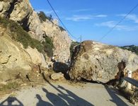 Τεράστιος βράχος έπεσε στον δρόμο προς την παραλία «Άντονι Κουίν» στη Ρόδο