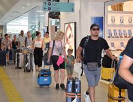 Τουρισμός: Ψηλά στις κρατήσεις παρά το late booking – Πληρότητες κοντά στο 90% σε δημοφιλείς προορισμούς τον Αύγουστο