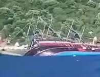 Βυθίστηκε «πειρατικό» πλοίο με 148 επιβάτες στην Τουρκία: Τουρίστες πηδούσαν στη θάλασσα για να σωθούν (vid)