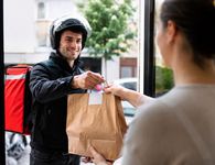 Οι Έλληνες μειώνουν τις παραγγελίες delivery – Τι δείχνει έρευνα για τις αγορές μέσω ίντερνετ 