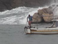 Συγκλονιστικές εικόνες: Ψαράς στην Αστυπάλαια δίνει μάχη με τα κύματα για να σώσει το καΐκι του και βουτά στη θάλασσα (VIDEO)