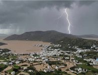 Η θάλασσα βγήκε στη στεριά στους Λειψούς – Πρωτοφανής καταιγίδα έπληξε το νησί