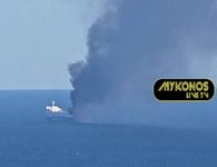 Φωτιά στο οχηματαγωγό BLUE CARRIER 2, πλοίο βόρεια της Μυκόνου (vid)