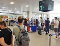 Καλοκαιρινό έμφραγμα στα ελληνικά αεροδρόμια – Πού οφείλονται οι καθυστερήσεις   