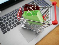 Online αγορές: Σε ισχύ από σήμερα το τέλος 3 ευρώ για μικροδέματα από χώρες εκτός Ε.Ε.