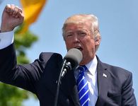 Ο Τραμπ κάνει ρεζίλι τον Μακρόν αποκαλύπτοντας διάλογό τους: «Ό,τι θέλεις, Ντόναλντ, σε παρακαλώ, μην το πεις στον λαό, σε ικετεύω»