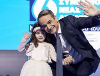 Από την Κω κατάγεται το κοριτσάκι που έκλεψε την παράσταση στο συνέδριο της ΝΔ
