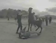 Ατύχημα για τον Άκη Πετρετζίκη: Έπεσε από άλογο στη διάρκεια γυρισμάτων (vid)