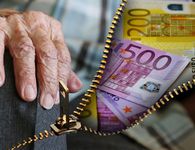 Τι άλλαξε στα κριτήρια για την καταβολή της ενίσχυσης των 400 ευρώ στους συνταξιούχους  