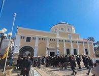 Σε κλίμα καθολικού πένθους η Κάλυμνος για τον Γιάννη Χαλίκο – Ξεκίνησε το λαϊκό προσκύνημα με μαζική προσέλευση του κόσμου