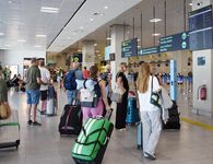 Τουρισμός: Τι μένει στην ελληνική οικονομία πίσω από τα ρεκόρ αφίξεων και εισπράξεων