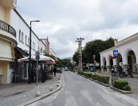 Ανοικτά τα καταστήματα την Κυριακή – Σε ισχύ το εορτατικό ωράριο   