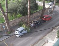 Τεράστιο κλαδί δέντρου έπεσε σε σταθμευμένα οχήματα 