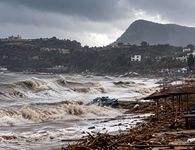 Νεκρός άνδρας στη Ρόδο από την κακοκαιρία – Παρασύρθηκε με το αυτοκίνητό του στη θάλασσα