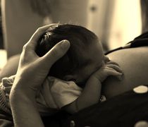Μεταδίδεται ο κορωνοϊός στα μωρά μέσω του θηλασμού;