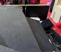 Δημοτικό Θέατρο Πειραιά: Κατέρρευσε μέρος της σκηνής – Τραυματίστηκαν μαθητές