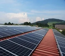 Κομισιόν: Προτείνει την υποχρεωτική τοποθέτηση φωτοβολταϊκών στις στέγες όλων των κτιρίων