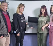 Ο Απελλής και η Θεατρική ομάδα Πυλίου παρέδωσαν στο ειδικό σχολείο Κω ένα laptop