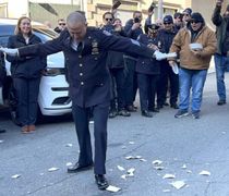 Χορεύοντας ζεϊμπέκικο βγήκε στη σύνταξη ο Έλληνας διοικητής της Αστυνομίας Κ-9 στη Νέα Υόρκη (vid)