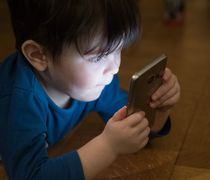 Το παιδί σου είναι όλη μέρα στο κινητό; Πώς θα το περιορίσεις